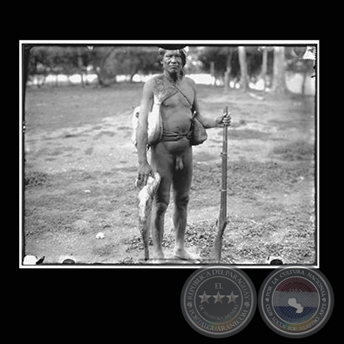 HOMBRE CON PESCADO (MILLET) DE LA TRIBU CHAMACOCO - Fotografa de GUIDO BOGGIANI