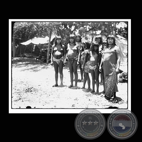 GRUPO DE MUJERES EN EL POBLADO - Fotografa de GUIDO BOGGIANI