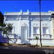 LA CASA ENYESADA (BETTINA BRIZUELA, 2000) - Fotografa de GABRIELA ZUCCOLILLO