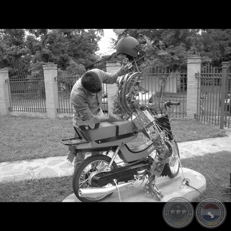 Moto Nano - Esculturas de SERGIO BUZÓ