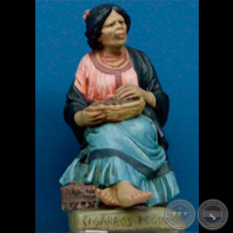 CIGARROS POGUASU - Estatuilla de barro cocido de SERAFIN MARSAL