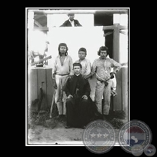 PADRE BÁLZOLA CON JOVENES DE LA TRIBU BORORO