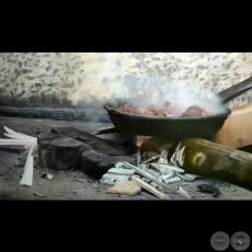 COCINANDO, 2013 - Óleo sobre lienzo de EMMANUEL FRETES ROY
