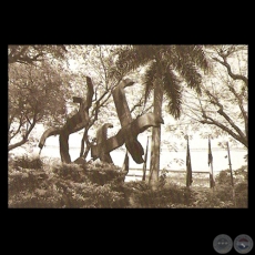 A LOS LUCHADORES POR LA LIBERTAD, 1992 - Escultura de HERMANN GUGGIARI