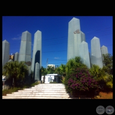 HOMENAJE A LA HEROICA GENERACIÓN DEL 32 AL 35 - Conjunto escultórico DE HERMANN GUGGIARI - Año 1987