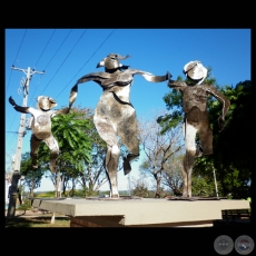 ESCULTURA PÚBLICA DE INGRID SEALL MÜLLER - SANTO DEL GUARÁ - DEPARTAMENTO DE CANINDEYÚ