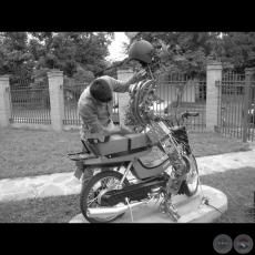 Moto Nano - Esculturas de SERGIO BUZÓ