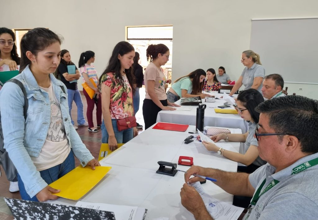 Programa de apoyo a estudiantes: fotografía difundida por la EBY en agosto de 2026